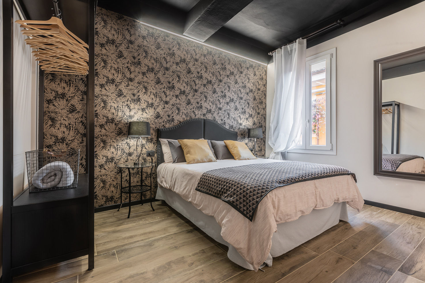 Borgonuovo Apartments _ The Black One, Biondi Architetti Biondi Architetti Modern style bedroom