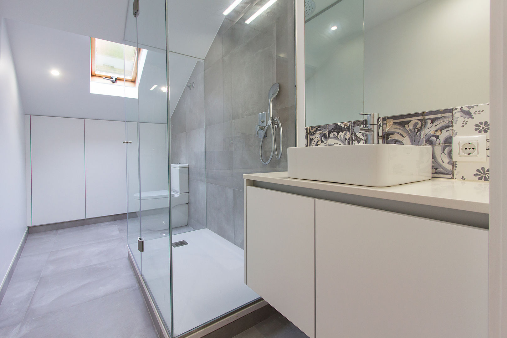 Apartamento Bairro Alto, Origem Arquitectos Origem Arquitectos Modern bathroom Tiles