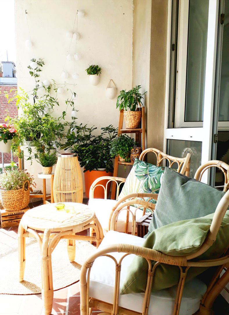 Weiß, Holz, Rattan und Pflanzen., La mila Interior Design La mila Interior Design Balcony