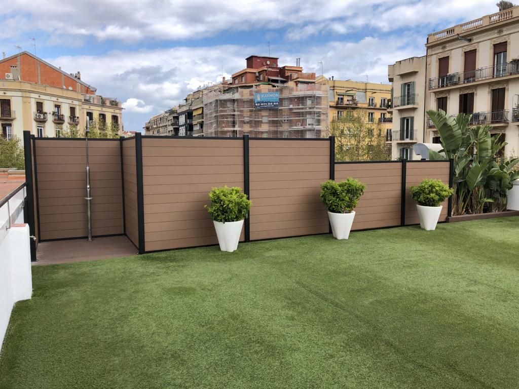 Valla madera tecnológica en el centro de barcelona PAVIMENTUS Espacios comerciales Escuelas