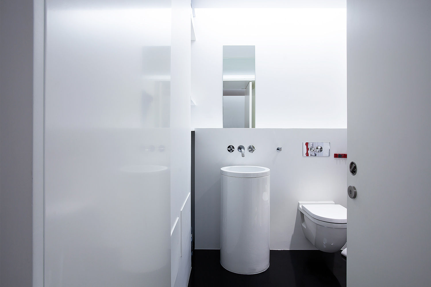 Apartment Renovation in Armação de Pêra, Silves, Portugal, AAP - ASSOCIATED ARCHITECTS PARTNERSHIP AAP - ASSOCIATED ARCHITECTS PARTNERSHIP Modern bathroom Bricks