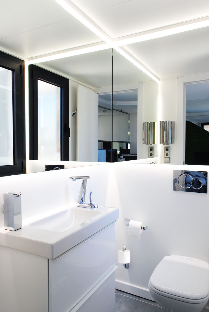 OFICINAS EN AVENIDA DIAGONAL DE BARCELONA, MANUEL TORRES DESIGN MANUEL TORRES DESIGN Modern bathroom Sinks