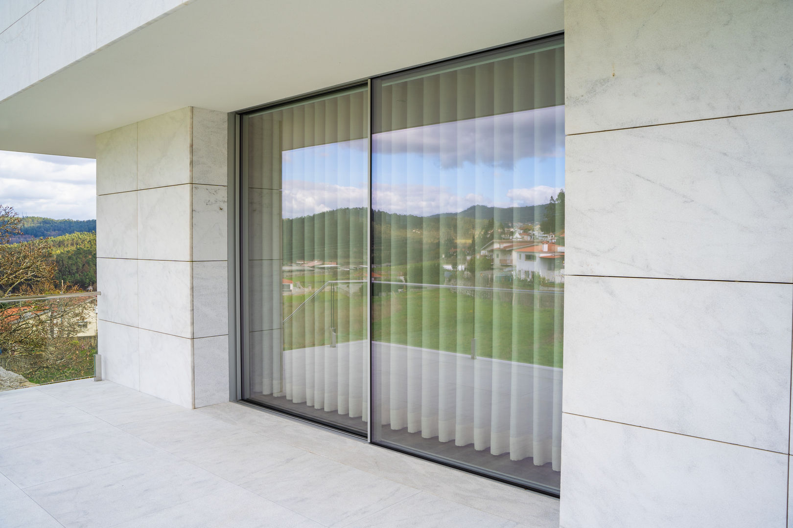 Moradia minimalista - Barcelos, Mundartificial Mundartificial uPVC windows Aluminium/Zinc