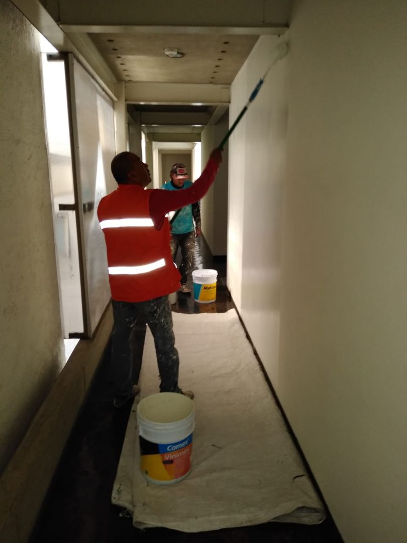 Renovación de pintura en pasillos FEMIM SA de CV Pasillos, vestíbulos y escaleras modernos pintura,acabados,fachada