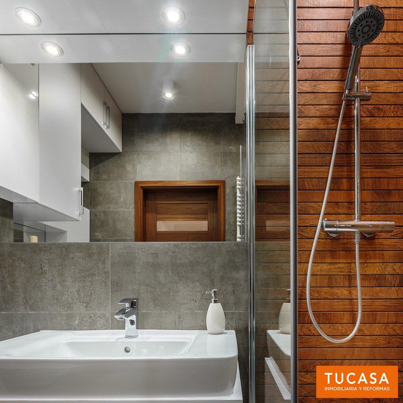 DETALLES BAÑO GRUPO INMOBILIARIO Y DE REFORMAS TU CASA Baños de estilo moderno BAÑO, BAÑERA, DUCHA,