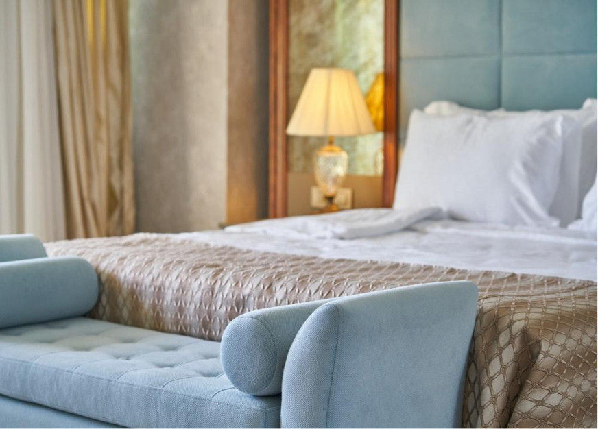 How To Make Your Room Feel Like A Luxury Hotel Suite, Birch Living Birch Living Modern Yatak Odası Aksesuarlar & Dekorasyon