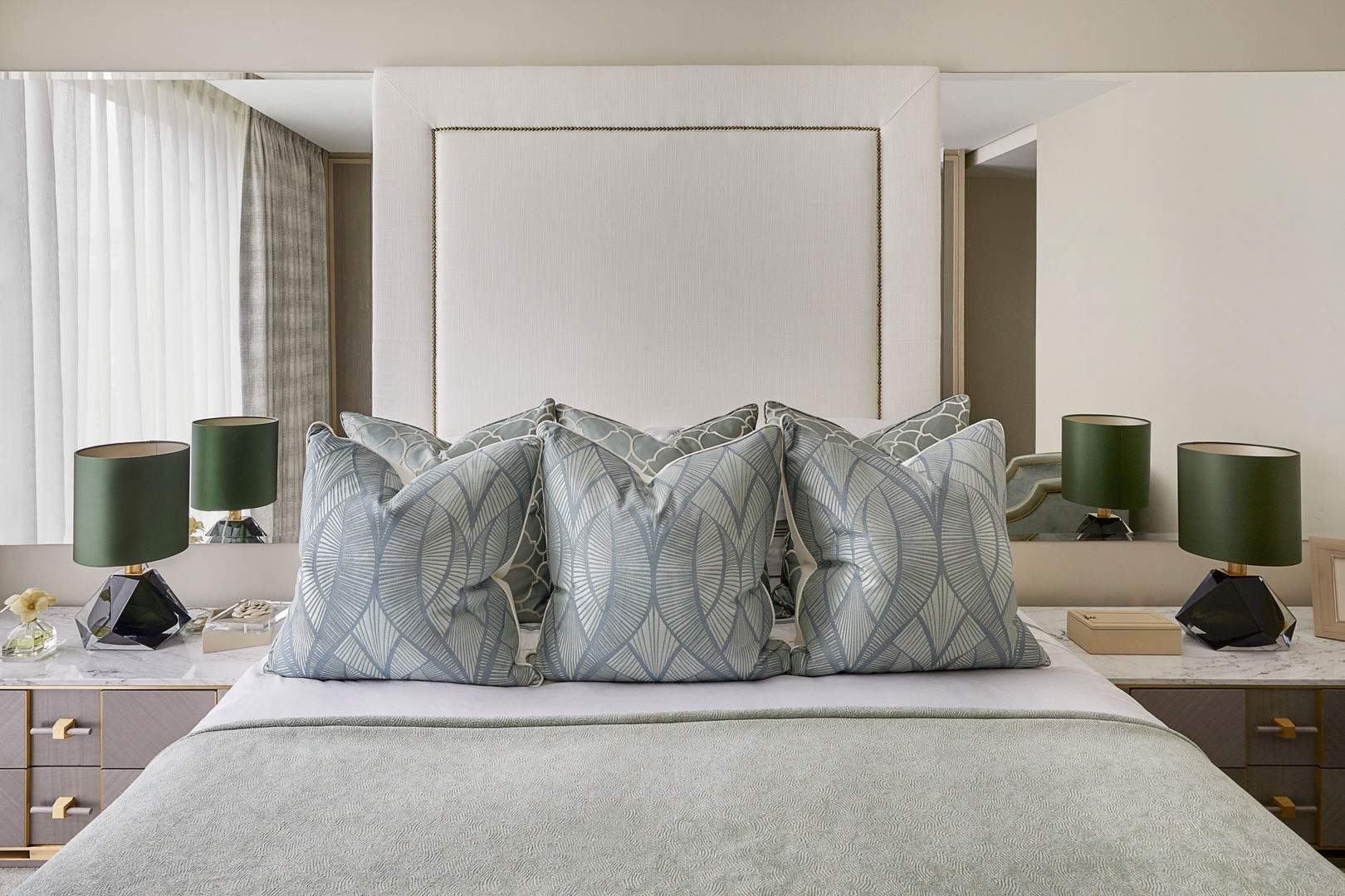 Thomas Earle, Kensington, Celine Interior Design Celine Interior Design Phòng ngủ: thiết kế nội thất · bố trí · ảnh Beds & headboards