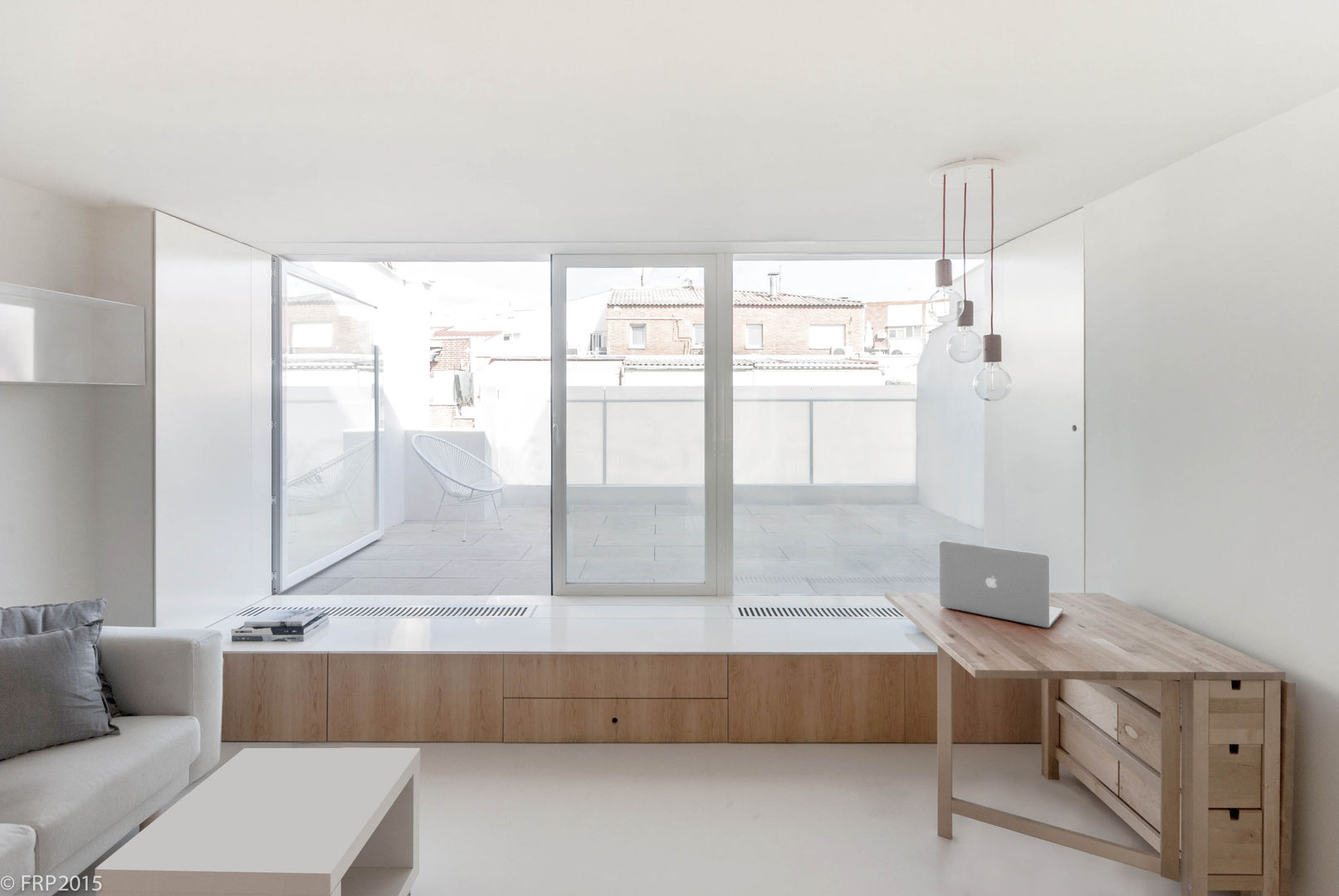 Salón conectado a la terraza MASU Balcones y terrazas minimalistas Azulejos