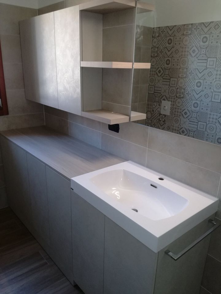 Appartamento moderno completo TREZZI INTERNI SNC DI TREZZI FAUSTO, FRANCESCO E DARIO Bagno moderno bagno, bagno su misura, arredo, arredamento, arredo su misura, ristrutturazione, realizzazione, interior designer, progetti, ambiente, top, cristaplan, vasca integrata, laccato, laminato, legno, decorativo