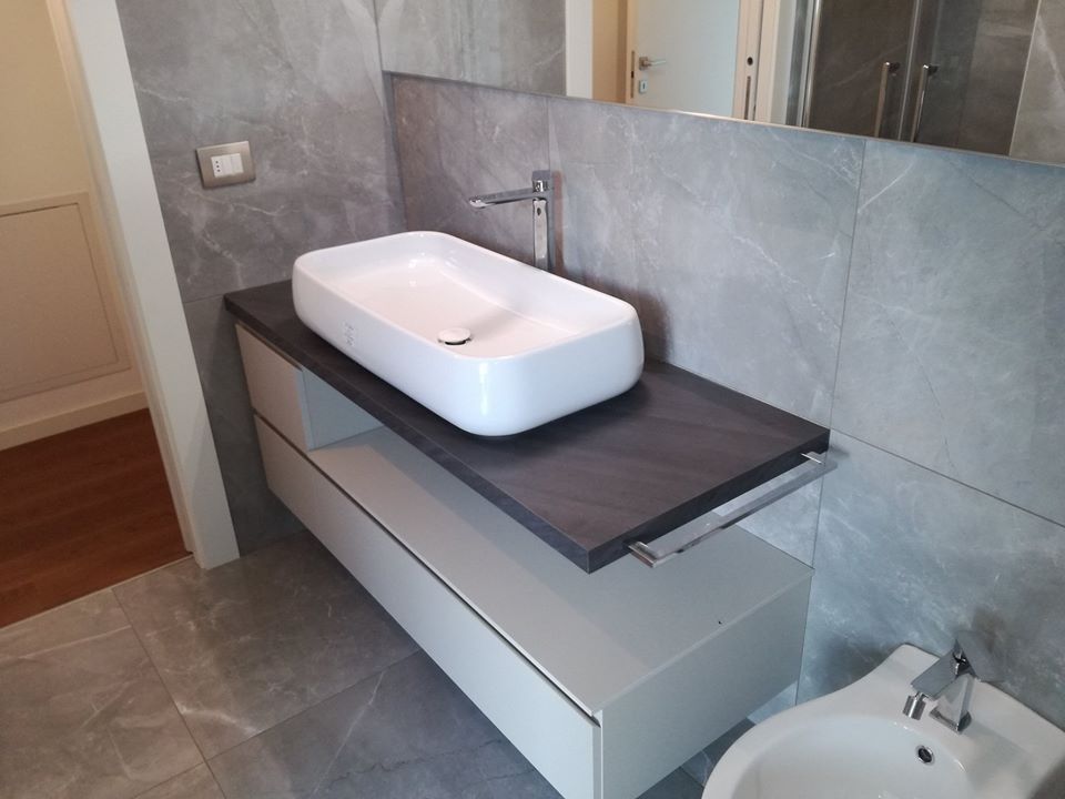 Bagno Milano, TREZZI INTERNI SNC DI TREZZI FAUSTO, FRANCESCO E DARIO TREZZI INTERNI SNC DI TREZZI FAUSTO, FRANCESCO E DARIO Modern style bathrooms