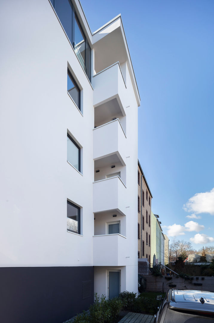 Auf der Sonnenseite - ein lichtdurchfluteter Neubau mit großzügiger Glasfassade, boehning_zalenga koopX architekten in Berlin boehning_zalenga koopX architekten in Berlin Habitações multifamiliares