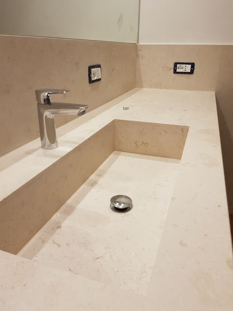 Marmo Crema Luna per un bagno discreto, EFFE4 MARMI EFFE4 MARMI Kamar Mandi Modern Marmer