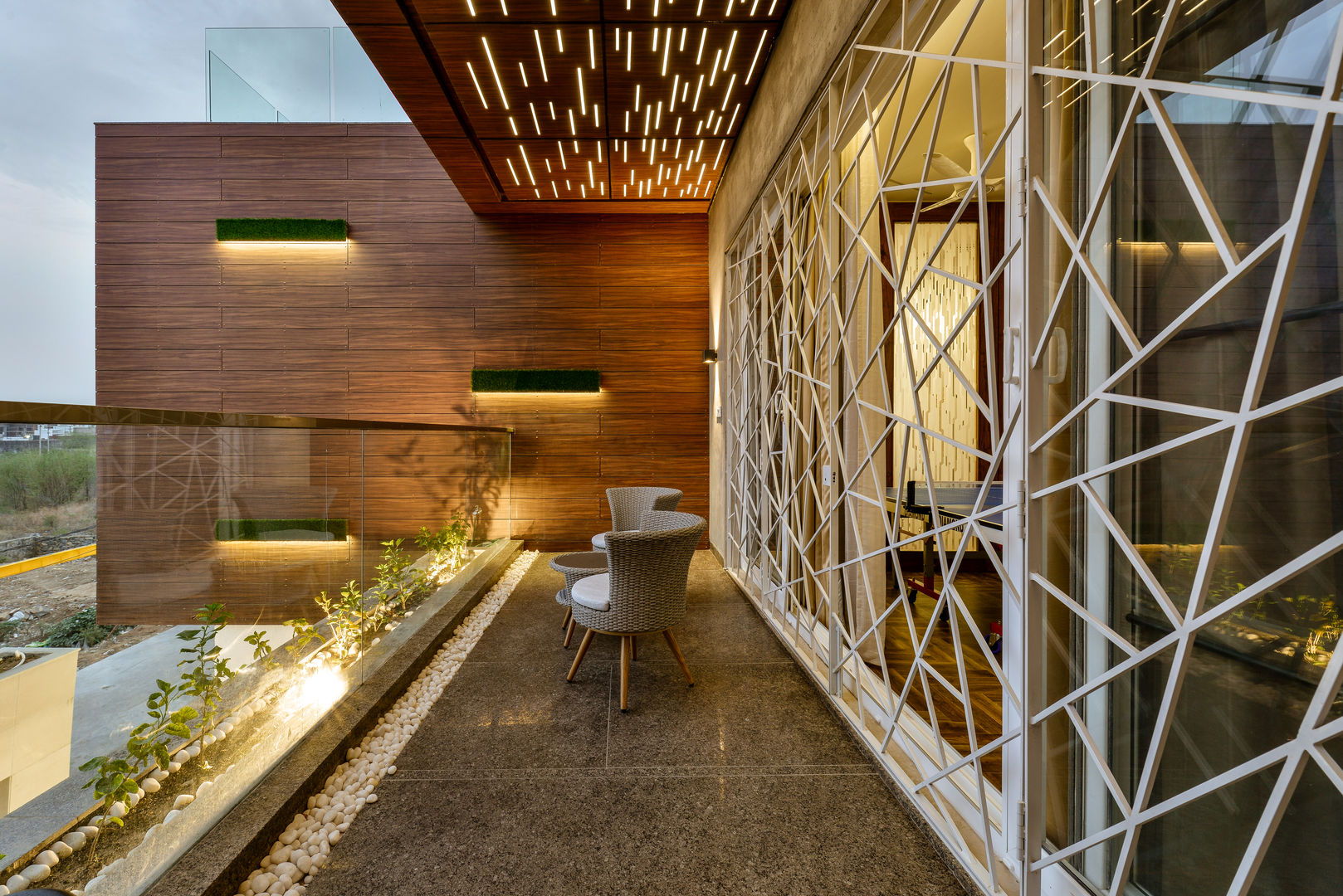 Pavitra Nandan, Innerspace Innerspace Modern Balkon, Veranda & Teras