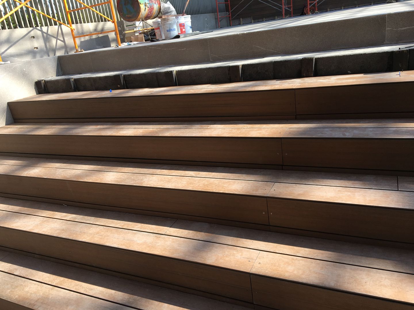 Escaleras entrada de la Terraza Tek Products Monterrey materiales de construccion ecologicos, decks, pergolas, wpc deck, triplay de plastico, polialuminio, laminas de polialuminio, lamina de plastico para techo, plastimadera, deck de madera, tarima ecologica, plastimadera, ecologicos