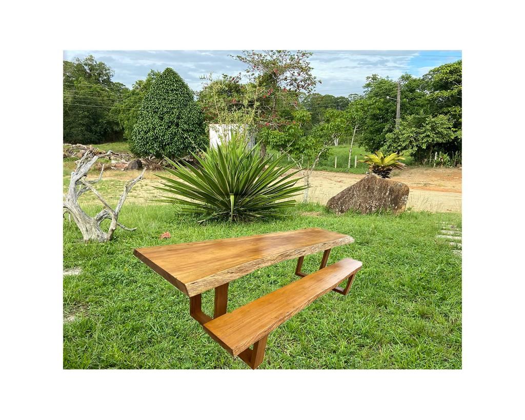 Conjunto mesa e bancos Camacã Design em Madeira Jardins rústicos Madeira maciça Multicolor Mobiliário