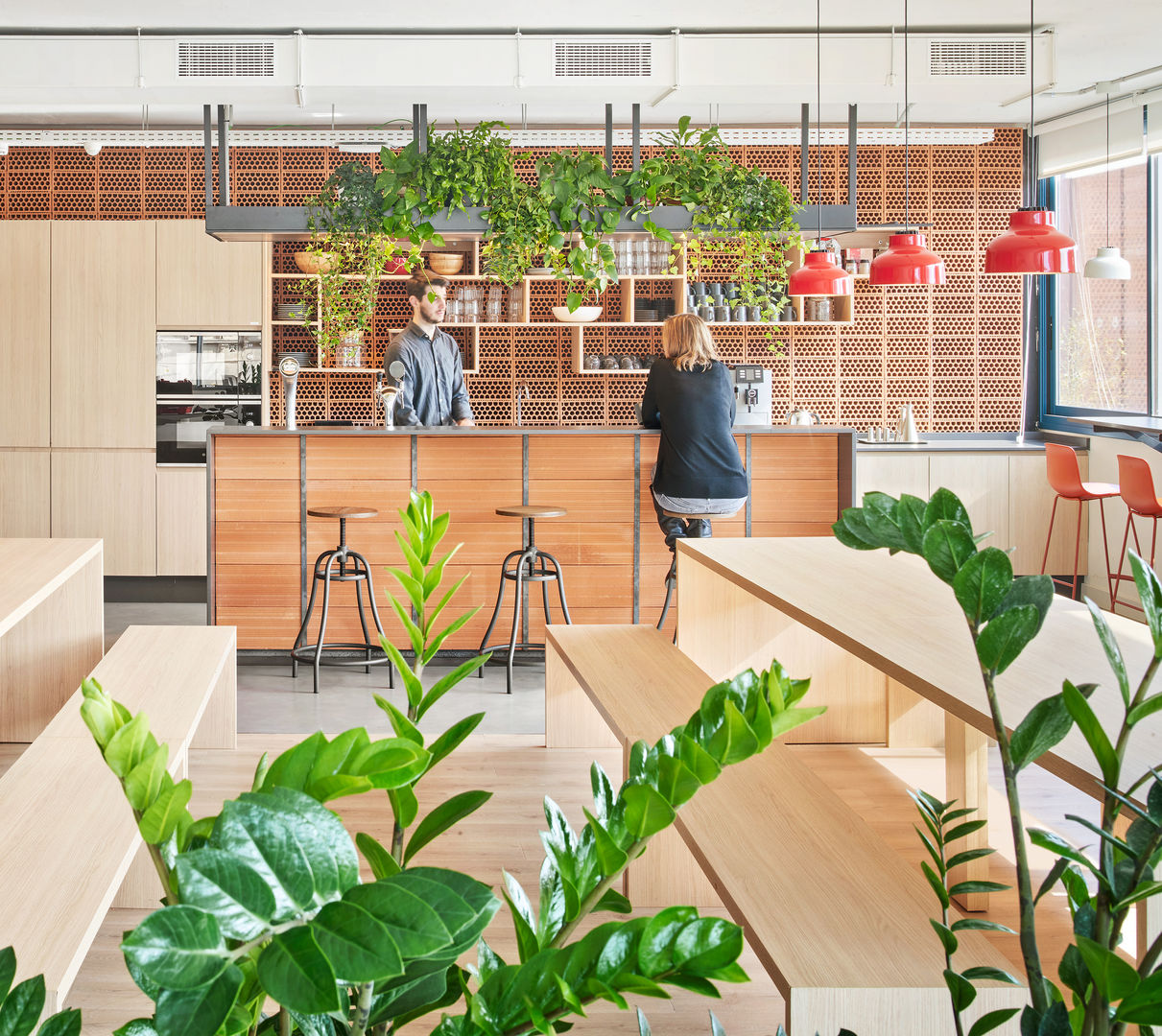Oficina para startups en 22@. Barcelona, Elastiko architects Elastiko architects Ruang Makan Minimalis Keramik
