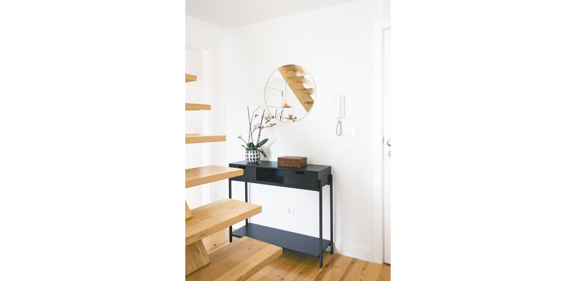 APARTMENT ALFAMA – LISBON 2020, ORMSTUDIO ORMSTUDIO Modern corridor, hallway & stairs