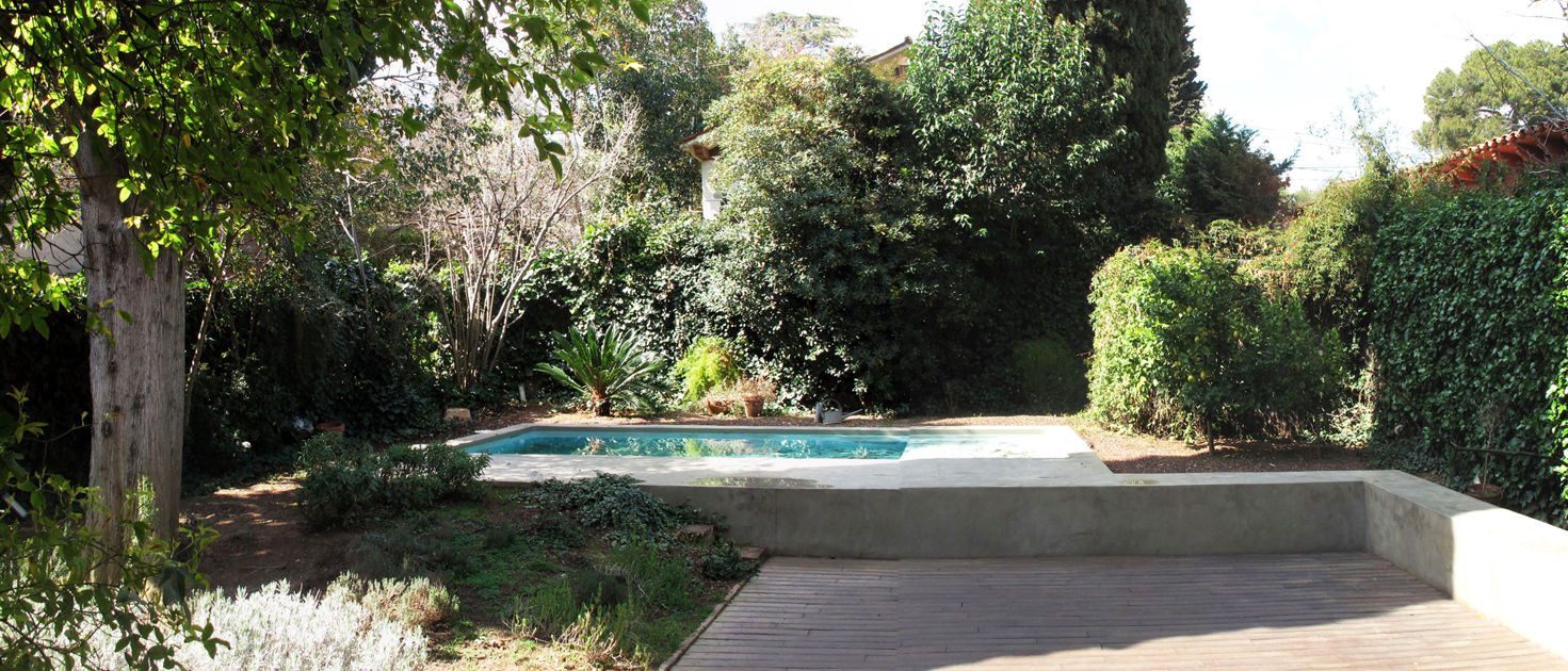 Pequeña piscina en jardín, ESTUDI NAO arquitectura ESTUDI NAO arquitectura مسبح الخرسانة