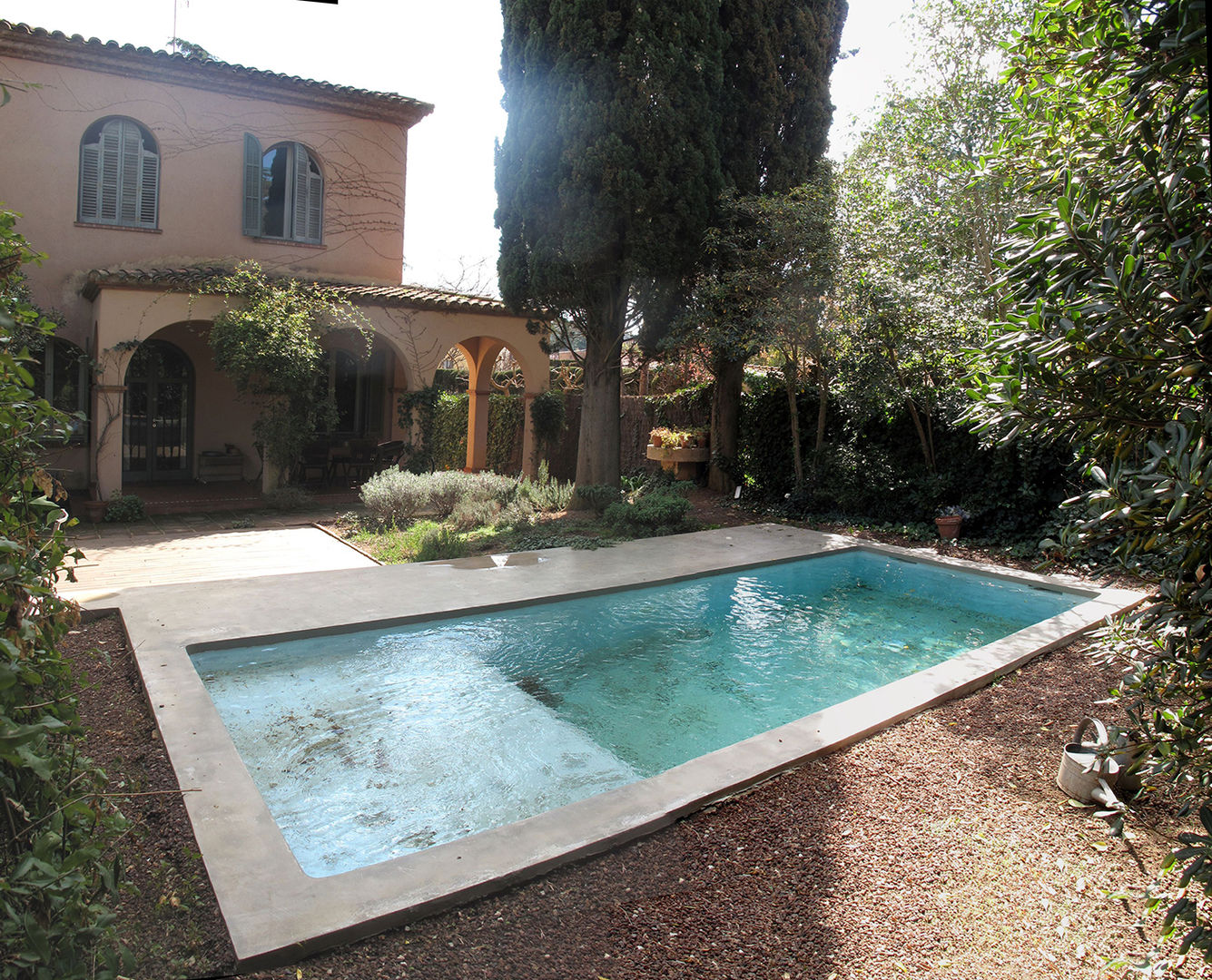 Pequeña piscina en jardín, ESTUDI NAO arquitectura ESTUDI NAO arquitectura สระในสวน คอนกรีต