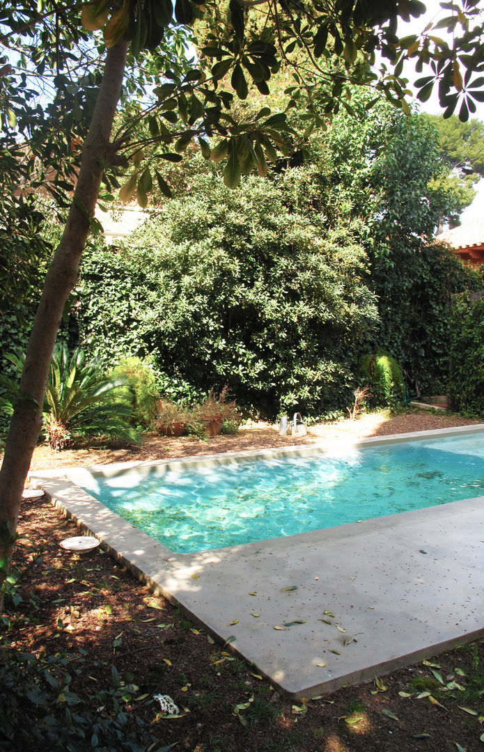 Pequeña piscina en jardín, ESTUDI NAO arquitectura ESTUDI NAO arquitectura مسبح حديقة الخرسانة