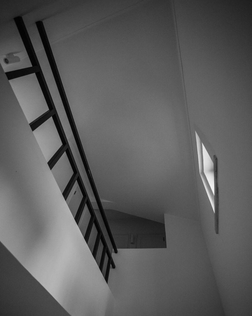Penaferrim - Reabilitação e ampliação de uma casa de habitação uni-familiar T3 em Sintra, goodmood - Soluções de Habitação goodmood - Soluções de Habitação Pasillos, vestíbulos y escaleras de estilo minimalista Metal