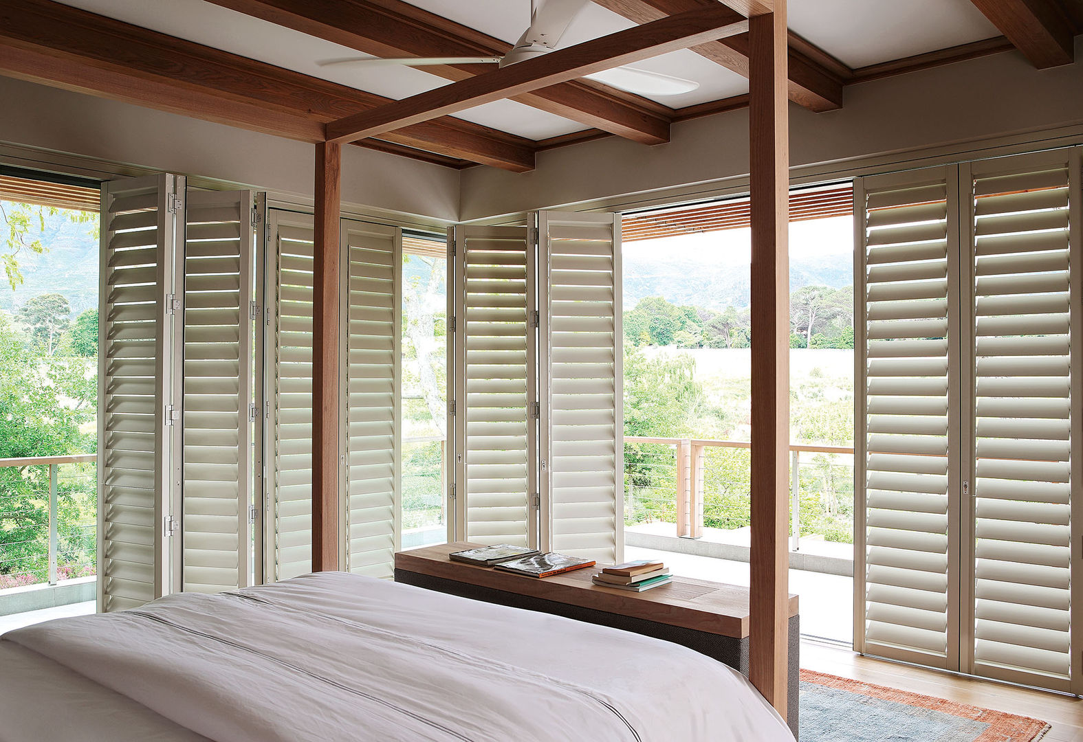 Project 1, Plantation Shutters® Plantation Shutters® クラシカルスタイルの 寝室