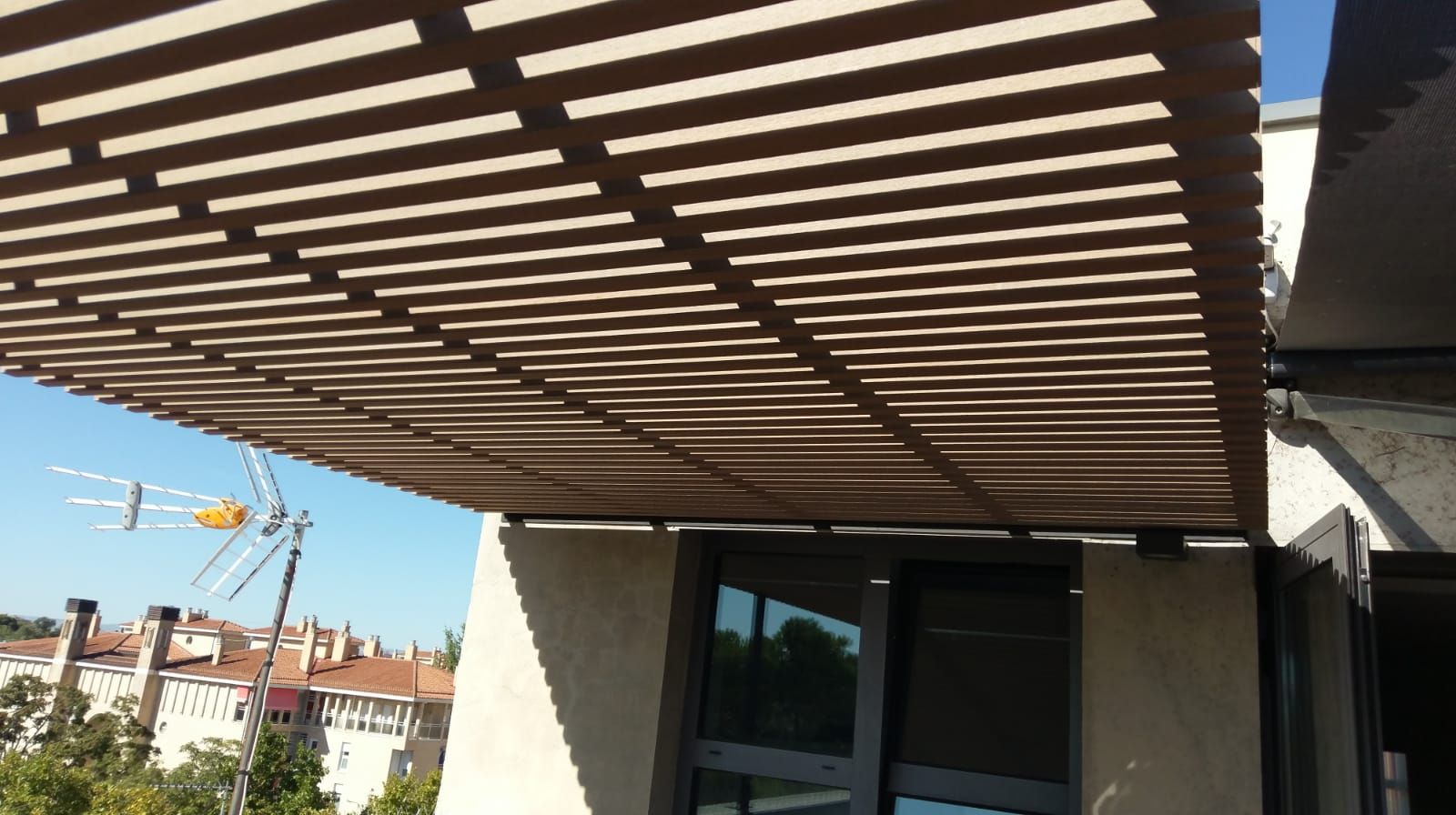 ATICO CON PERGOLA DISEÑO EN CASABLANCA, Jardín con Clase Jardín con Clase 모던스타일 발코니, 베란다 & 테라스