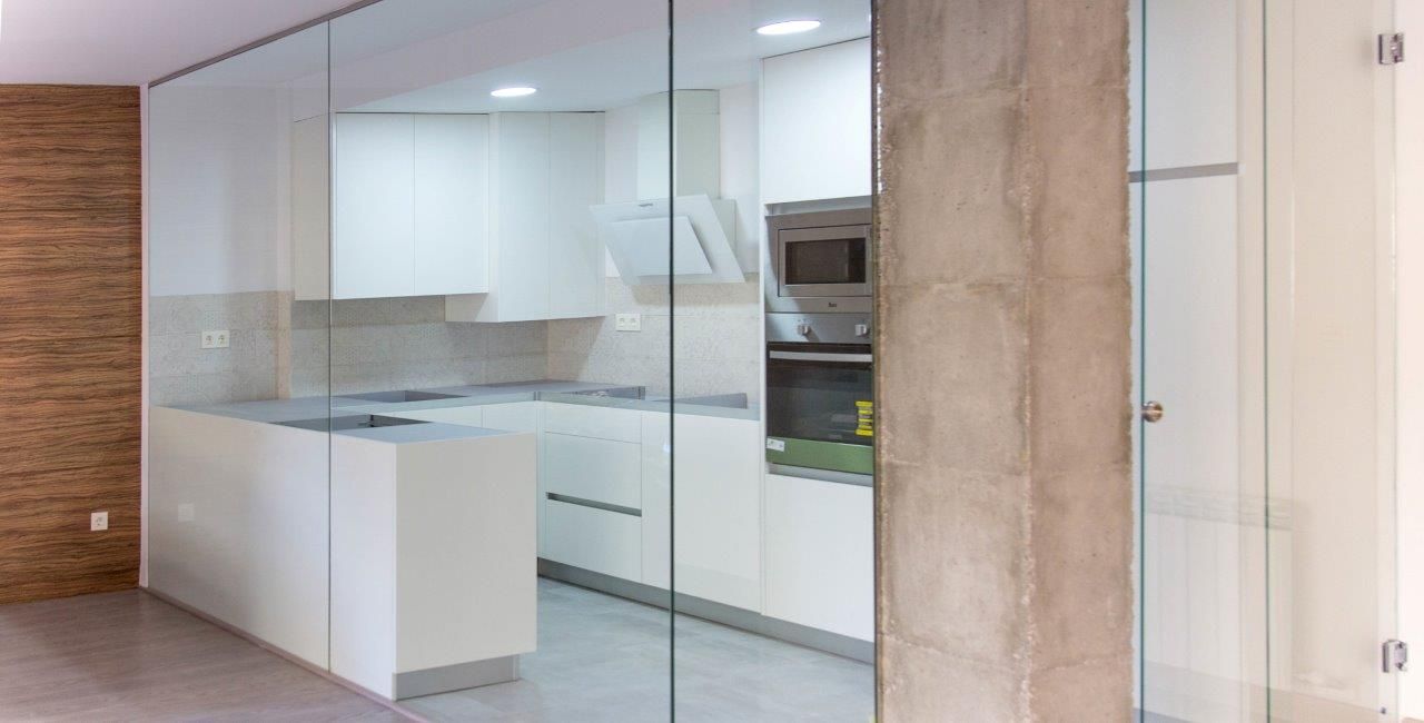 Cocina con pared de cristal y revestimiento madera en el salón, Soluciones en Granada - Construcción y Reformas Soluciones en Granada - Construcción y Reformas 現代廚房設計點子、靈感&圖片