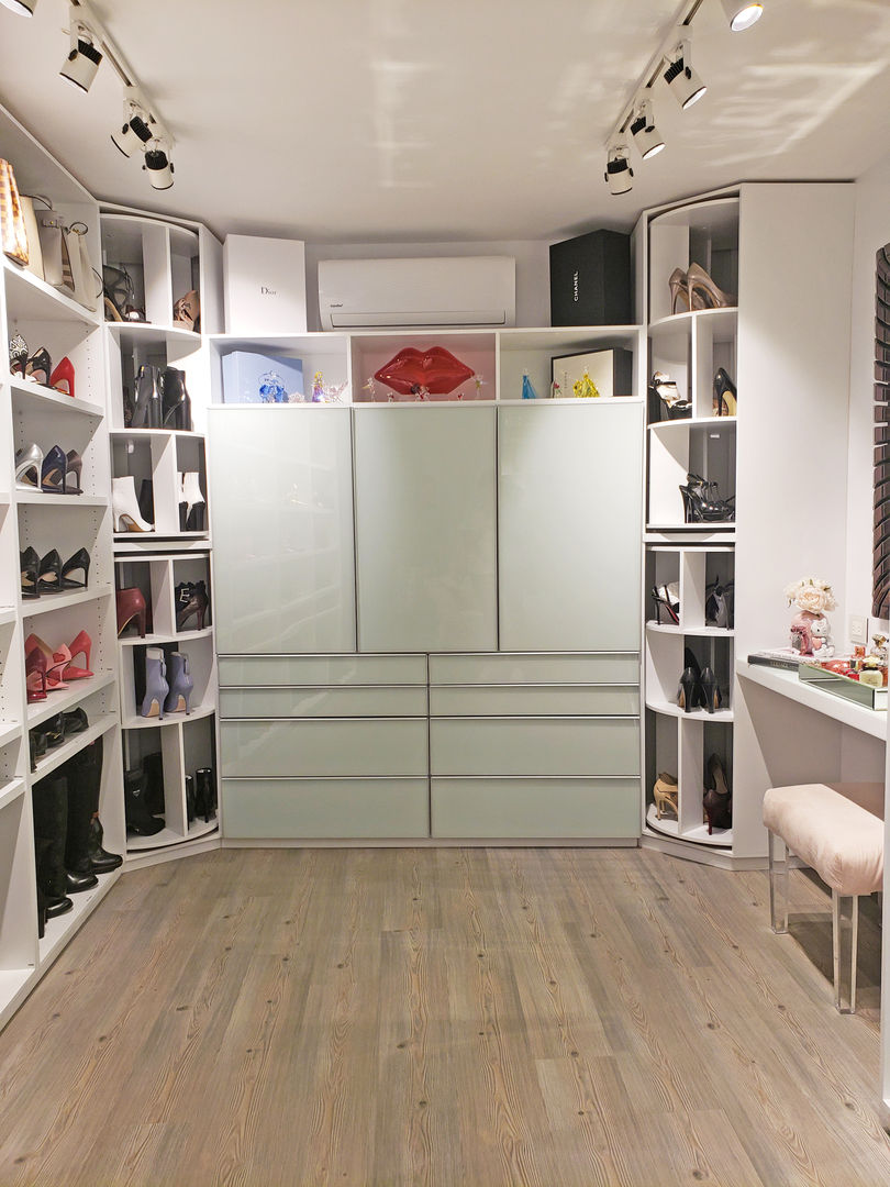 Walk in Closet, Soma & Croma Soma & Croma Modern Giyinme Odası İşlenmiş Ahşap Şeffaf