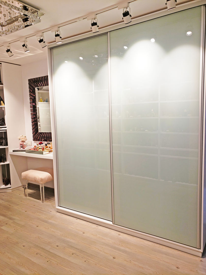 Walk in Closet, Soma & Croma Soma & Croma Dressing moderne Bois d'ingénierie Transparent