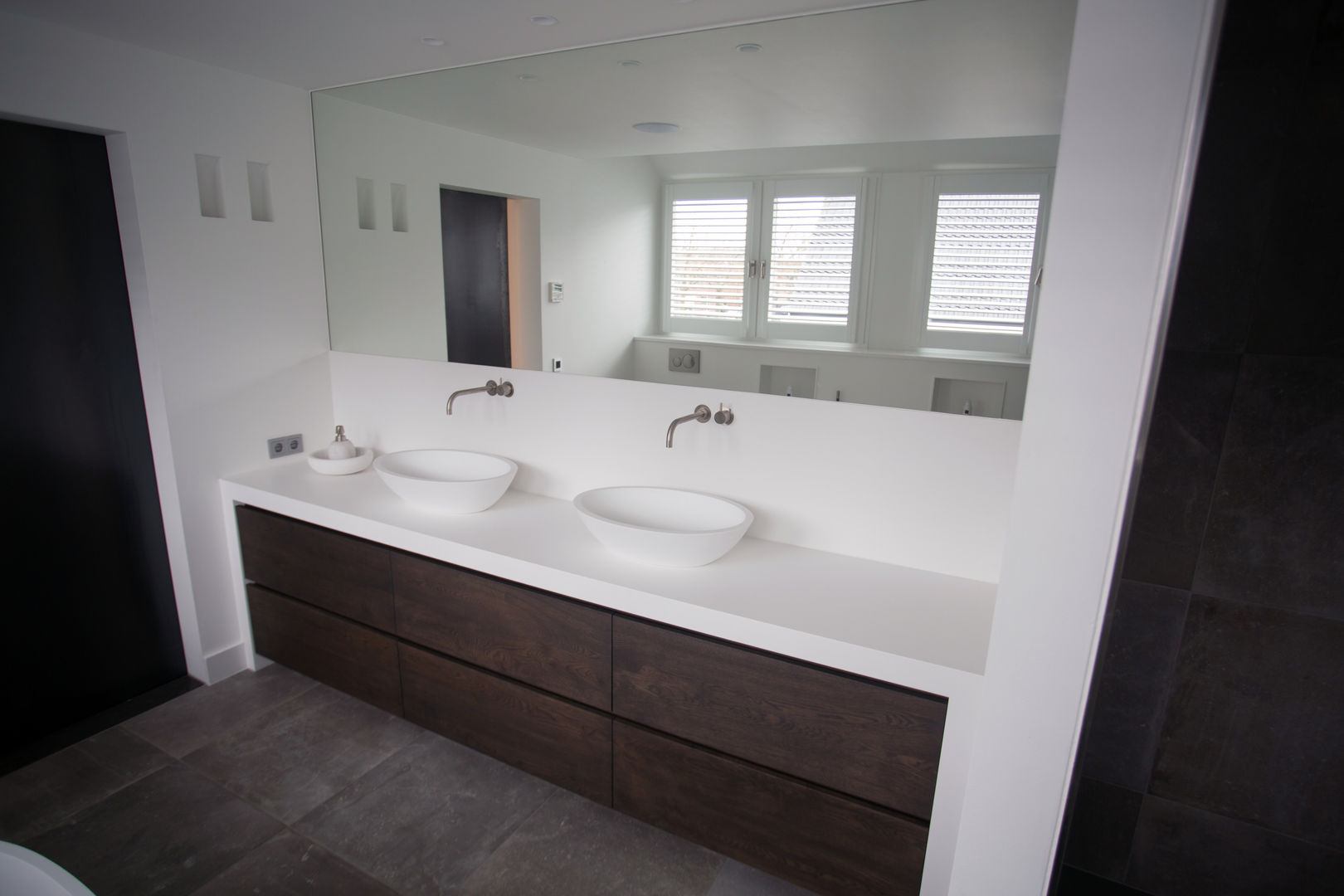 Luxe badkamer, De Eerste Kamer De Eerste Kamer Modern style bathrooms Tiles