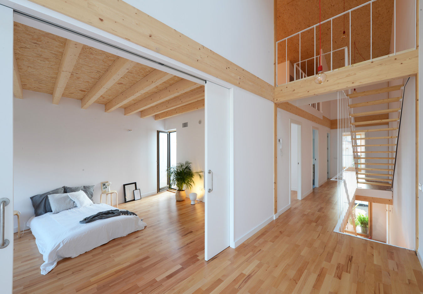 Planta habitaciones COMA Arquitectura Cuartos de estilo escandinavo Madera Acabado en madera