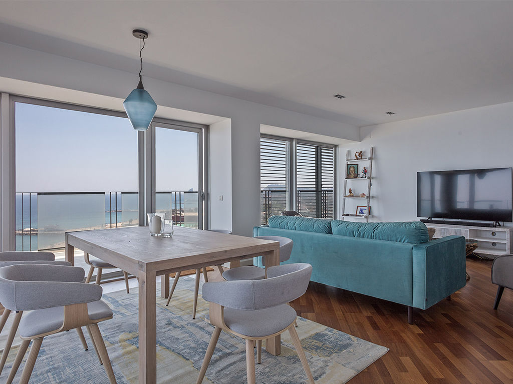 Un apartamento con vistas al mediterráneo | Koduz , Kave Home Kave Home غرفة السفرة