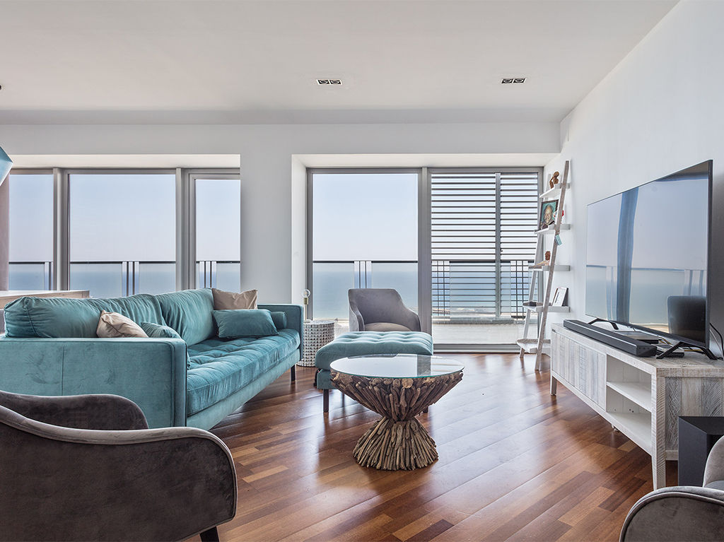 Un apartamento con vistas al mediterráneo | Koduz , Kave Home Kave Home غرفة المعيشة