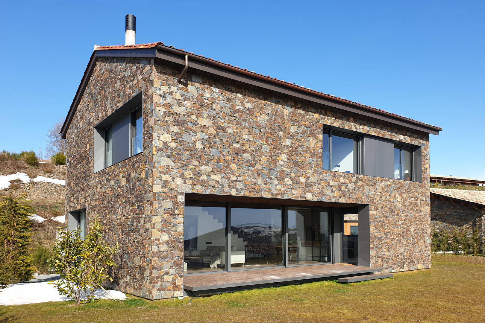 Single Family House in Pyrenees Mountains, Labanc.Studio Labanc.Studio منزل ريفي حجر