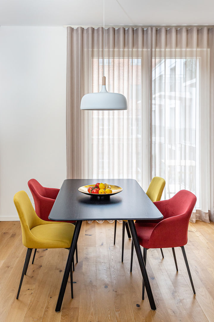 Eine farbenfrohe und elegante Wohnung in Berlin, CONSCIOUS DESIGN - Interiors by Nicoletta Zarattini CONSCIOUS DESIGN - Interiors by Nicoletta Zarattini Ruang Makan Modern Kayu Wood effect