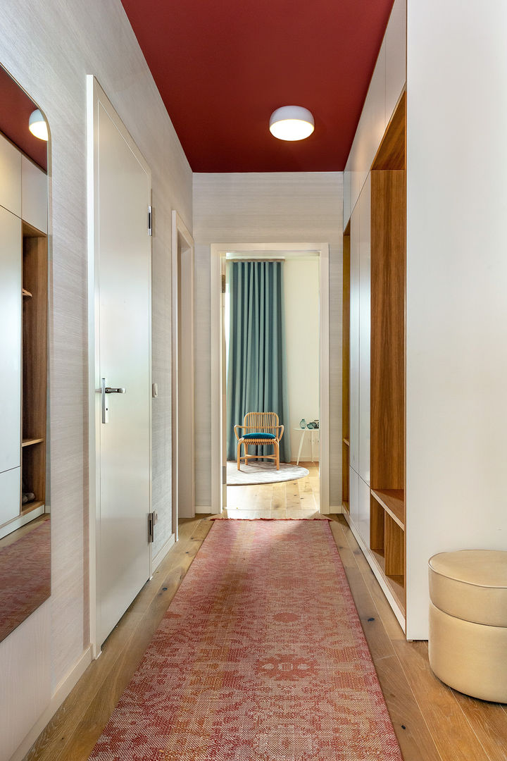 Flur mit rote Decke und Teppich CONSCIOUS DESIGN - Interiors by Nicoletta Zarattini Moderner Flur, Diele & Treppenhaus Holz Holznachbildung