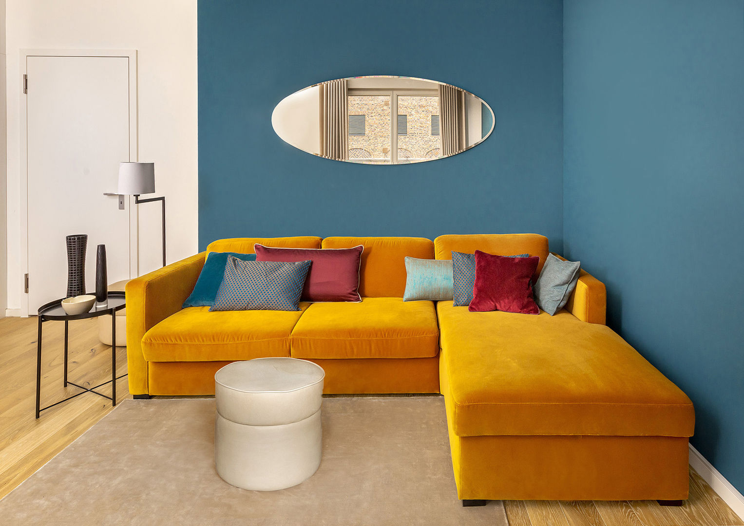 Wohnzimmer CONSCIOUS DESIGN - Interiors by Nicoletta Zarattini Moderne Wohnzimmer Holz Holznachbildung Sofa , orange, wand petrol, spiegel, oval