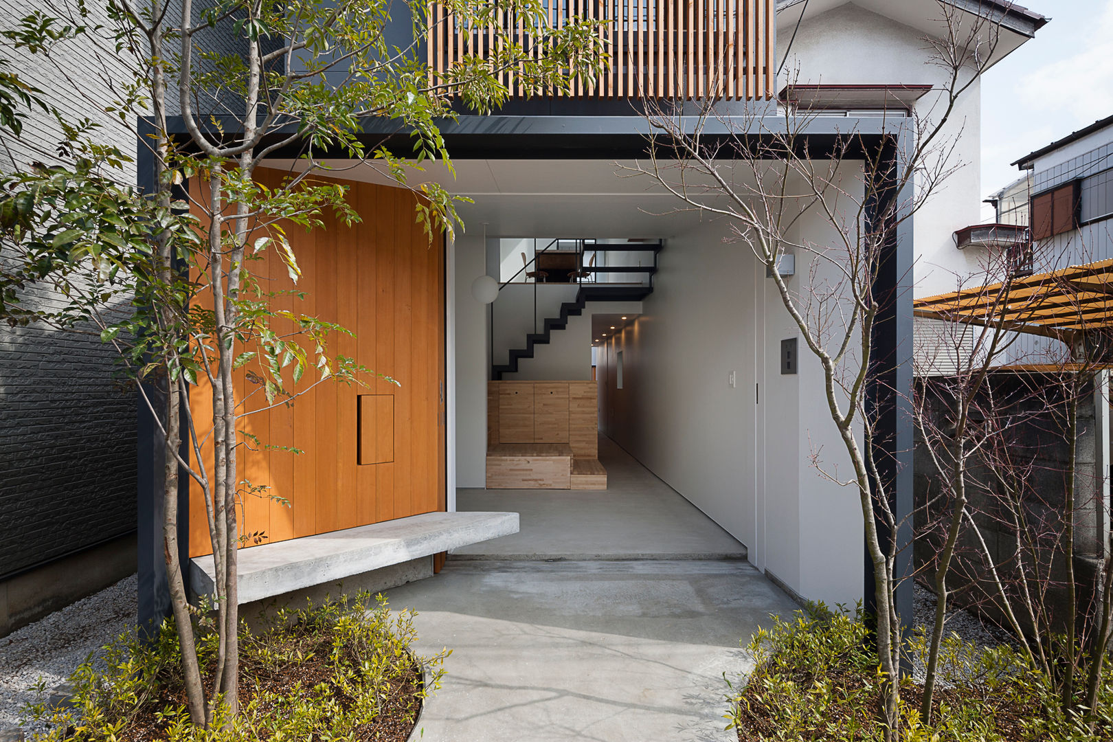 小江戸川越の町家, K+Sアーキテクツ K+Sアーキテクツ Asian style corridor, hallway & stairs