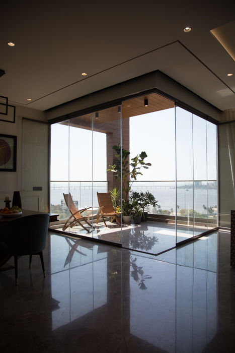 Sea Link View - Pent House In Mumbai, Studio EMERGENCE Studio EMERGENCE Balcón