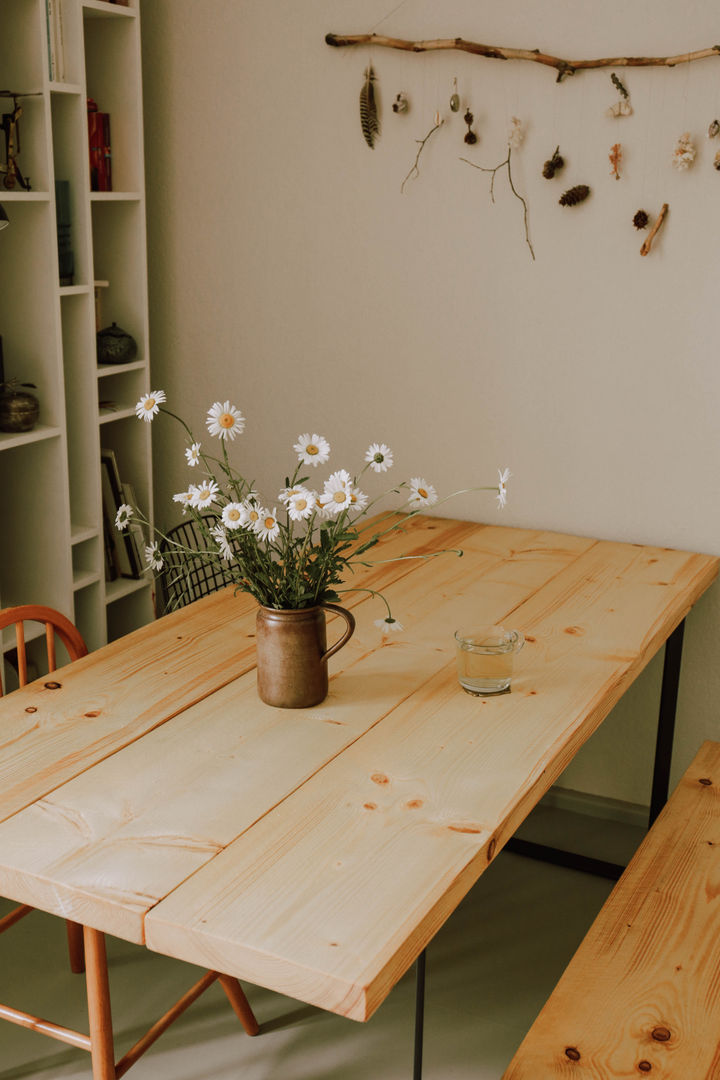 Esstisch und Sitzbank aus Massivholz, Holzbar Berlin Holzbar Berlin Scandinavian style dining room Solid Wood Multicolored Tables