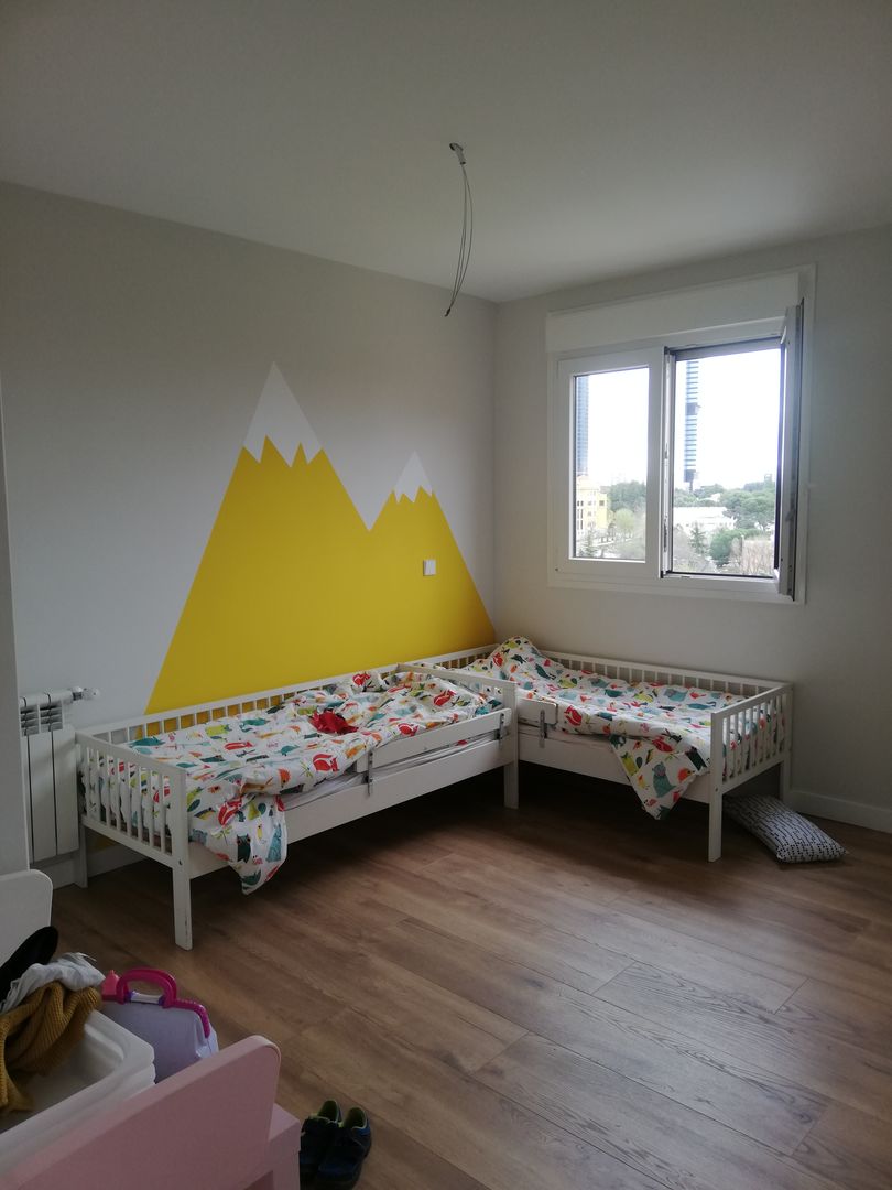 La RENOVACIÓN de un piso poco funcional a un hogar ideal para toda la familia, THE ARKITC THE ARKITC Boys Bedroom لکڑی Wood effect