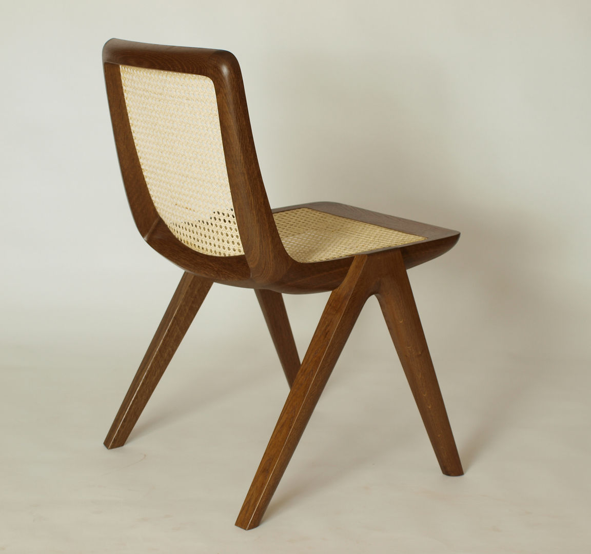 Ein Stuhl aus Massivholz und Wiener Geflecht, Holzarbeiten André Findeisen Holzarbeiten André Findeisen 餐廳 木頭 Wood effect