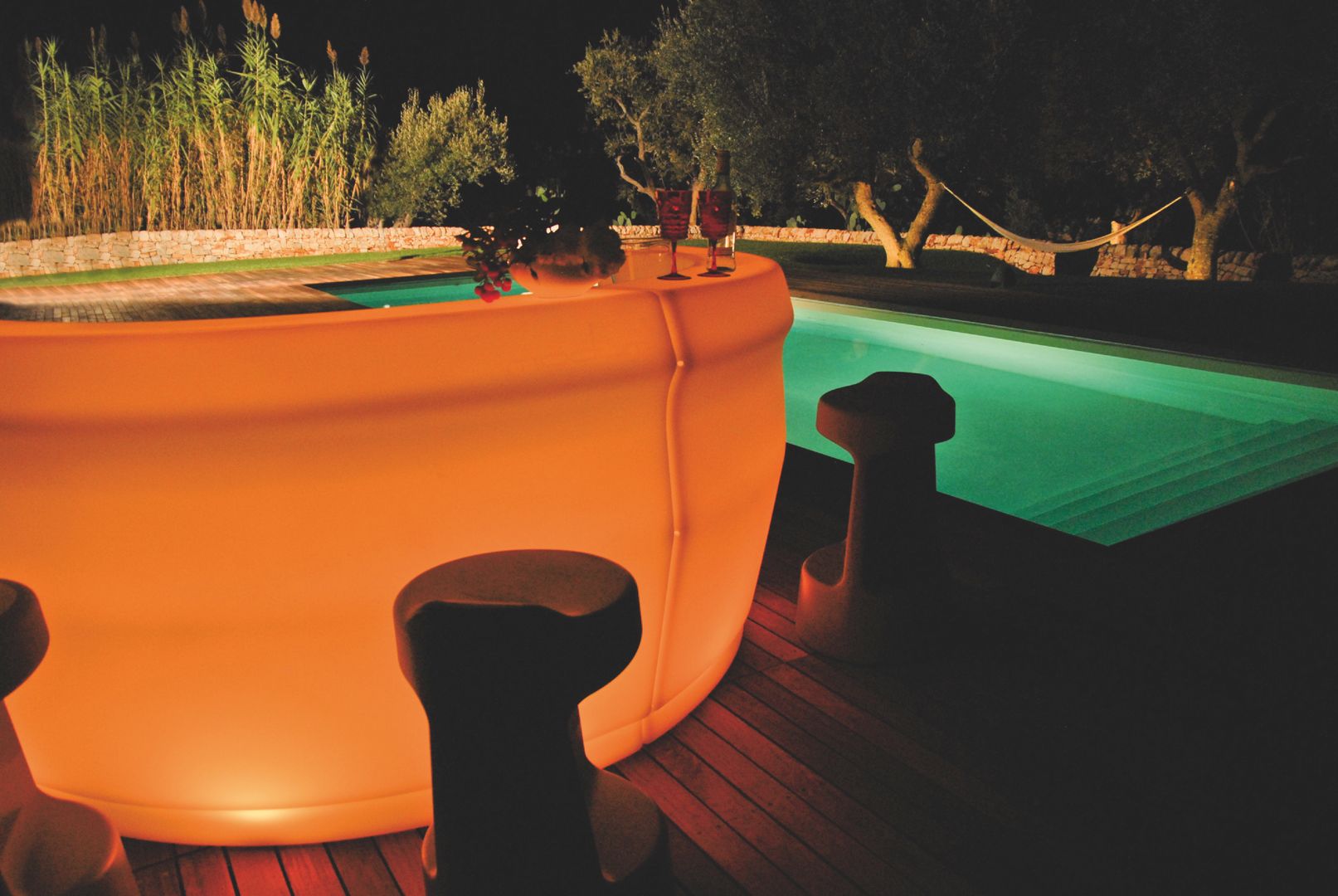 BARRA DE BAR CURVA PEMBA ILUMINADA PARA TERRAZAS Mobiliario led&design Jardines de estilo moderno Plástico barra de bar, barras de bar, jardin, jardín, jardines, exterior, interior, outdoors, indoors, garden, parcela, proyecto, fiesta, polietileno, in&out, hoteles, particular, finca, villa, piscina, iluminado, mobiliario iluminado, noche, nocturno, ,Mobiliario