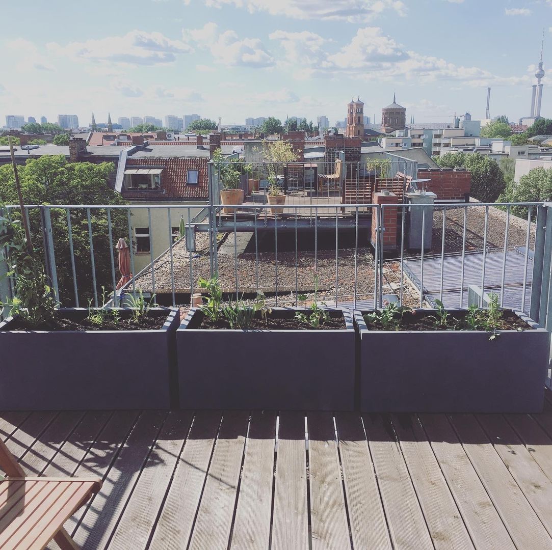 Dachterrasse mit Kunststoffgefäßen und autom. Bewässerung, Pflanz im Glück Pflanz im Glück Hiên, sân thượng phong cách hiện đại