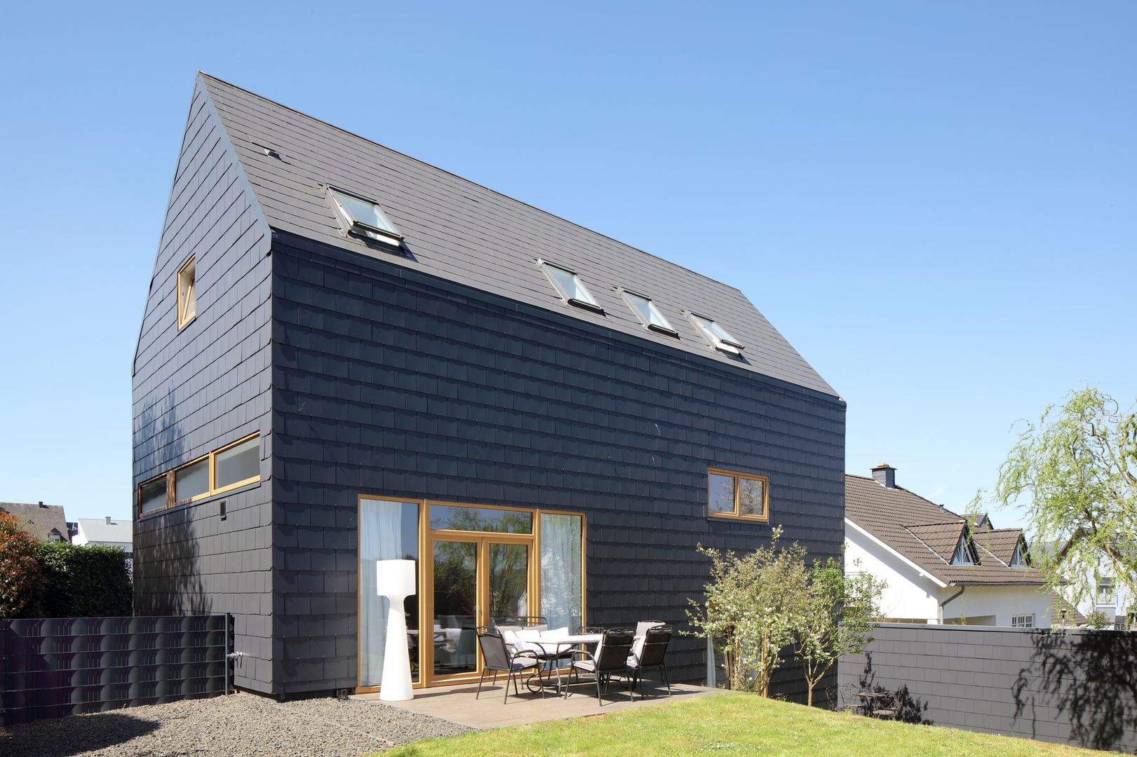 Einfamilienhaus in Kenn - Fassadenplatten, Cedral Deutschland Cedral Deutschland Einfamilienhaus Himmel,Pflanze,Gebäude,Schatten,Grundstück,Gras,Fenster,Abstellgleis,Haus,Baum