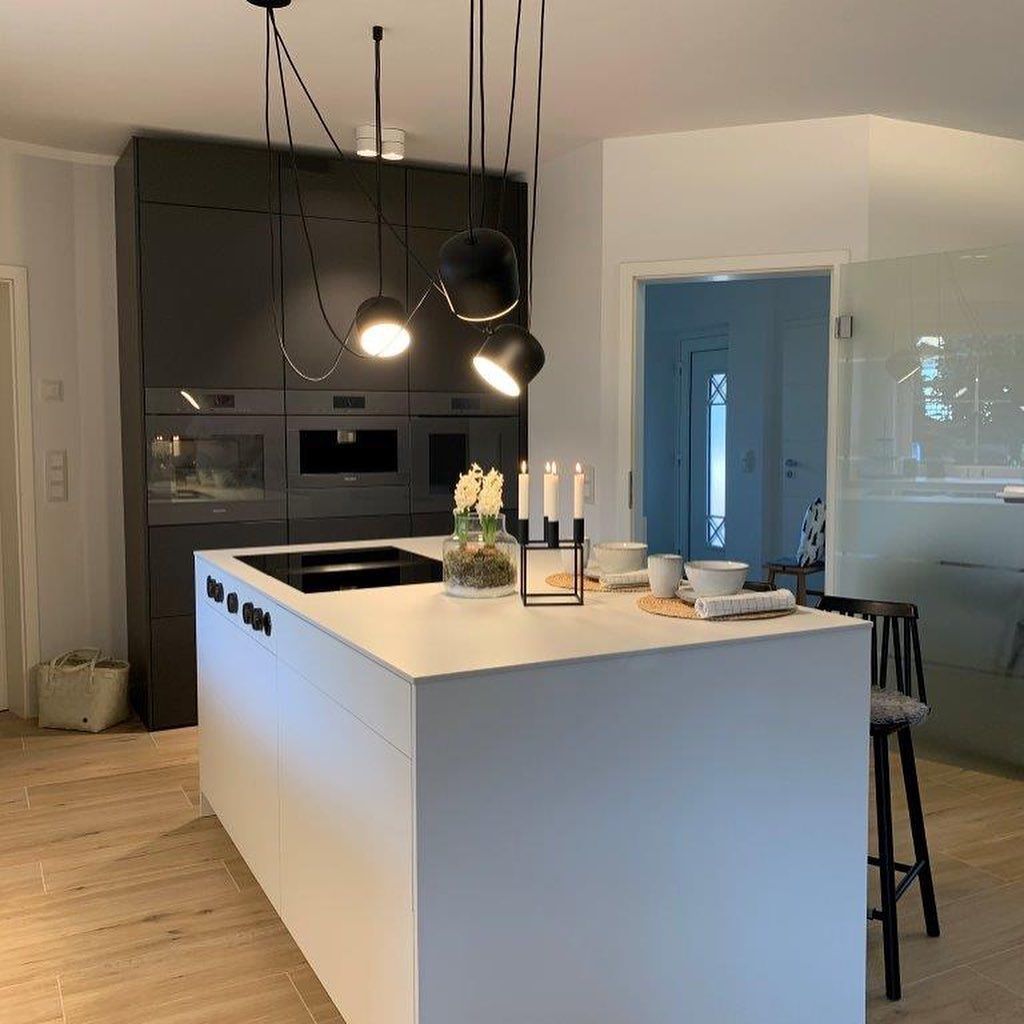 Black & White: Weiße Leicht Küche mit Kochinsel und anthraziten Akzenten, küche und raum axel meyer gmbh küche und raum axel meyer gmbh Built-in kitchens