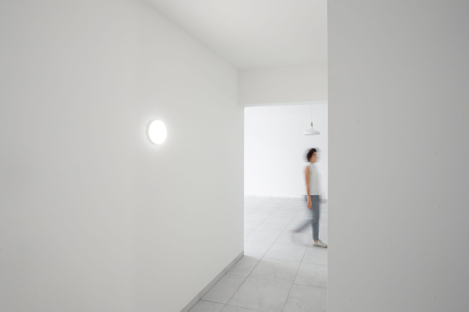 Apartamento no Pico de São João, AA.Arquitectos AA.Arquitectos Pasillos, vestíbulos y escaleras de estilo minimalista Cerámico