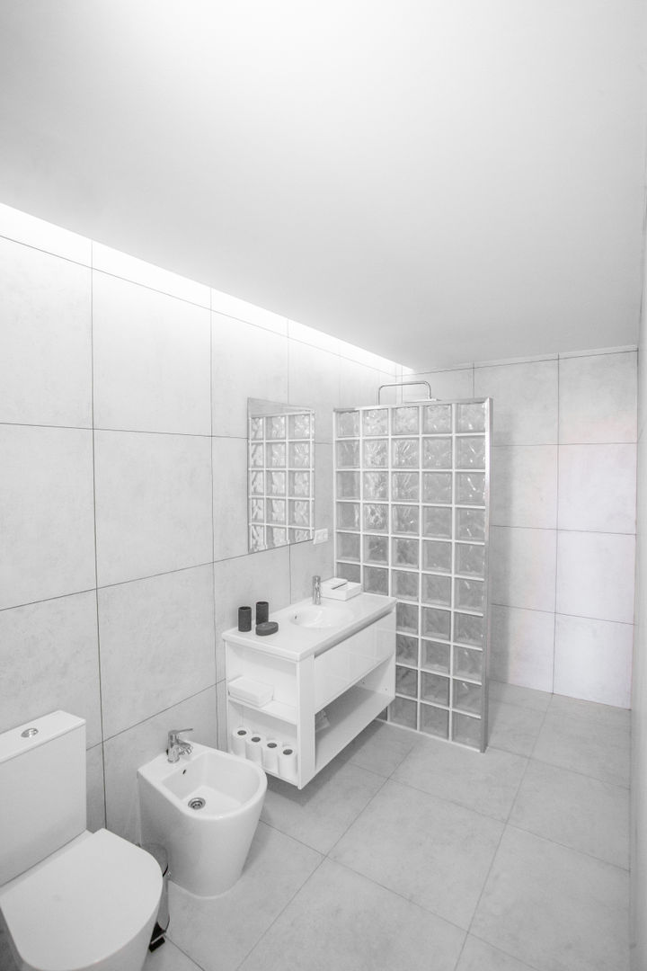 Apartamento no Pico de São João, AA.Arquitectos AA.Arquitectos Baños de estilo minimalista Cerámico