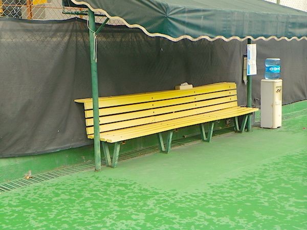 Banca cancha de tenis con tabla de plastimadera homify Balcones y terrazas de estilo moderno Plástico Mobiliario